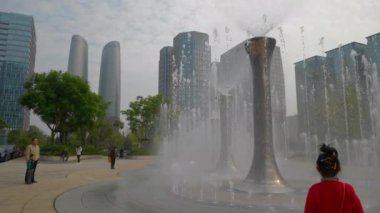 Gündüz vakti Qingdao şehri şehir merkezinde ağır çekim yürüyüş panoraması 4k porselen