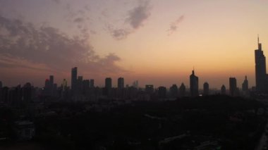Nanjing Şehri üzerinde gece uçuşu. Hava Panorama 4K görüntüleri.