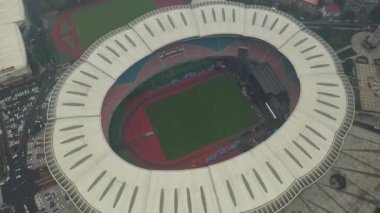 Bulutlu bir gün Changsha şehri ünlü stadyum panoraması 4k porselen