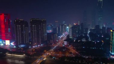 Changsha Şehir Gecesi şehir merkezindeki ünlü trafik manzarası 4k porseleni aydınlattı.