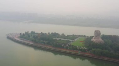 Bulutlu bir gün Changsha şehri ünlü nehir adası parkı anıtı havadan manzara 4k porseleni