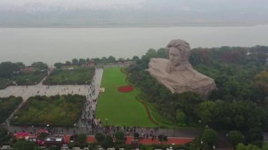 Bulutlu bir gün Changsha şehri ünlü nehir adası parkı anıtı havadan manzara 4k porseleni