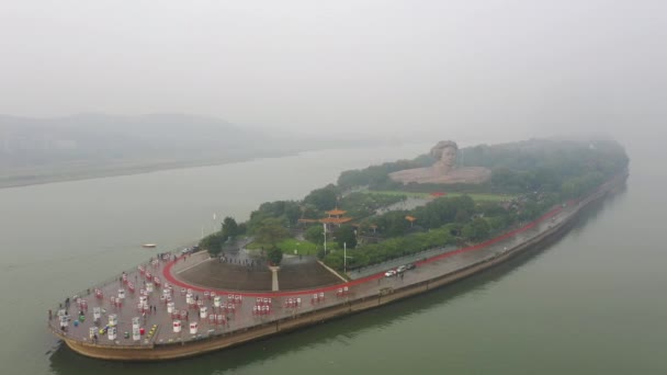 阴天长沙市著名的江岛公园纪念碑空中全景4K中国 — 图库视频影像