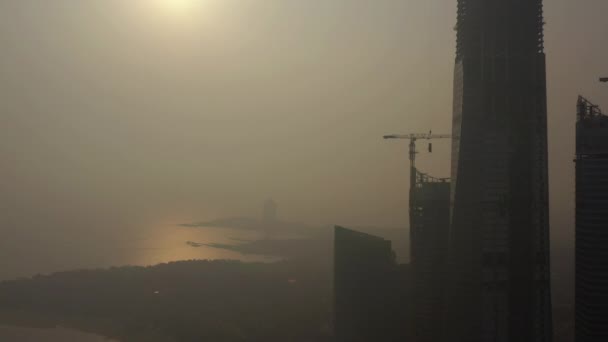 Qingdao Ciudad Soleado Smog Famosa Bahía Centro Construcción Panorama Timelapse — Vídeo de stock