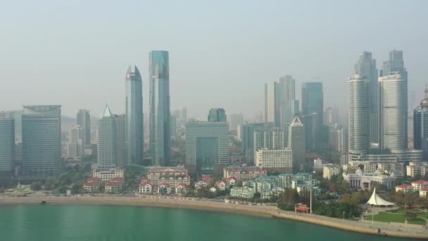 Dag Qingdao Stad Centrum Luchtfoto Panorama Porselein — Stockvideo