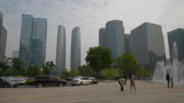 成都市内中心部昼間有名なモール駐車場近代的なオフィスビル歩道パノラマ4K中国 — ストック動画