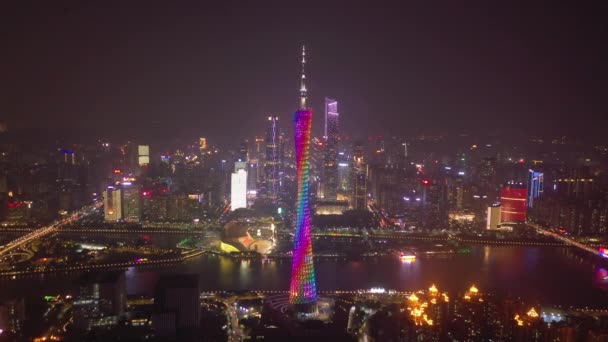 Guangzhou Jan 2019広州広東テレビ塔 中国で最も高い塔である広州テレビ天文観光タワーのカラフルな昼間のシーン — ストック動画