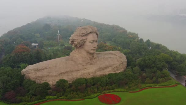 阴天长沙市著名的江岛公园纪念碑空中全景4K中国 — 图库视频影像