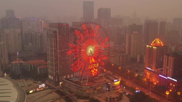 长沙市夜晚照亮了著名的闹市区文化综合体三角洲湾空中全景4K中国 — 图库视频影像