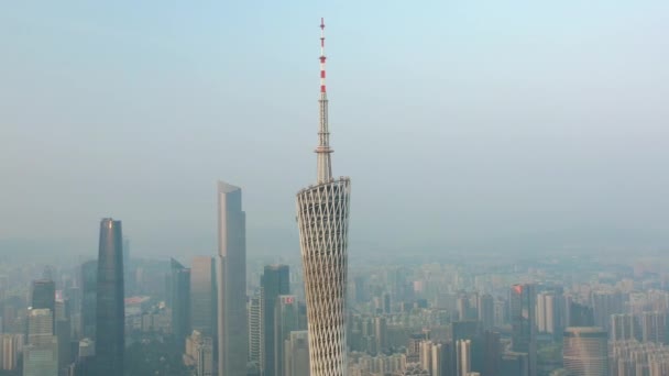 Guangzhou Jan 2019広州広東テレビ塔 中国で最も高い塔である広州テレビ天文観光タワーのカラフルな昼間のシーン — ストック動画