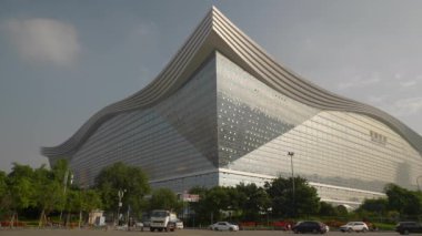 Güneşli bir gün Chengdu şehri ünlü global merkez trafik sokağı panorama 4k porselen