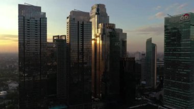 KUALA LUMPUR, MALAYSIA - SEPTEMBER 12020: kuala lumpur gecesi şehir merkezindeki panorama 4k dolaylarında 1 Eylül 2020 kuala lumpur, Malezya.