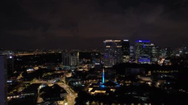 KUALA LUMPUR, MALAYSIA - SEPTEMBER 25 2019: Gece aydınlatmalı kuala lumpur şehir merkezindeki hava panorama 4k circa 25 Eylül 2019 kuala lumpur, malaysia.r, malaysia.