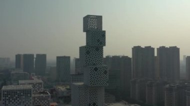 FOSHAN, ÇİN - 27 Ekim 2019: foshan şehri güneşli gün trafik caddesi nehir kenarındaki modern opera kulesi kompleksi stadyum panoraması..