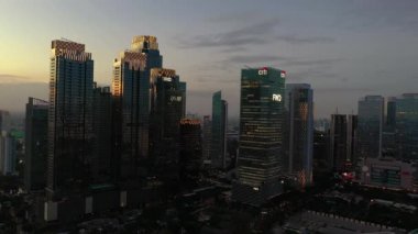 KUALA LUMPUR, MALAYSIA - SEPTEMBER 12020: kuala lumpur gecesi şehir merkezindeki panorama 4k dolaylarında 1 Eylül 2020 kuala lumpur, Malezya.
