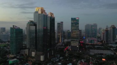 KUALA LUMPUR, MALAYSIA - SEPTEMBER 12020: kuala lumpur gecesi şehir merkezindeki panorama 4k dolaylarında 1 Eylül 2020 kuala lumpur, Malezya.