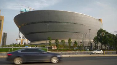 güneşli bir akşam Chengdu şehir merkezi modern bina trafiği sokak manzarası 4k porselen