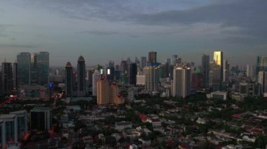KUALA LUMPUR, MALAYSIA - SEPTEMBER 12020: kuala lumpur gecesi şehir merkezindeki panorama 4k dolaylarında 1 Eylül 2020 kuala lumpur, Malezya.