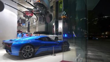 Gece vakti aydınlık Chengdu şehri lüks arabaları kaldırım panorama 4k porselen salonu