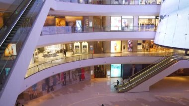 Chengdu şehir merkezi ünlü alışveriş merkezi ana salon panoraması 4k porselen