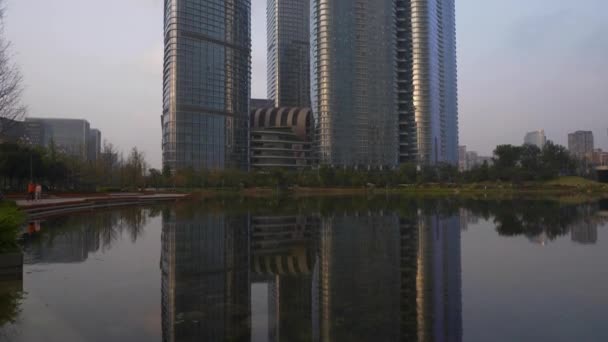 Gün Batımı Chengdu Şehri Ünlü Modern Apartman Dairesi Göl Manzarası — Stok video