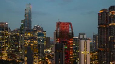 Singapur 'da alacakaranlık gecesi aydınlatması, ünlü çatı, 4K, zaman aşımı  