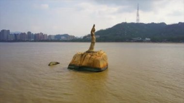 Çin 'in Zhuhai şehrindeki ünlü balıkçı kız anıtının havadan görünüşü, 4k 
