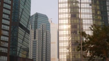 Qingdao şehrindeki modern ofis binaları, Çin, 4K