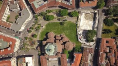 İtalya 'nın Milano şehrinde çatıları olan kilisenin hava manzarası 