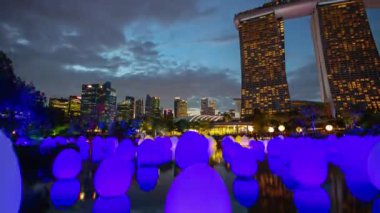 Günbatımı aydınlatması ünlü bahçede yumurta yerleştirme, Singapur şehri, zaman aşımı, 4k