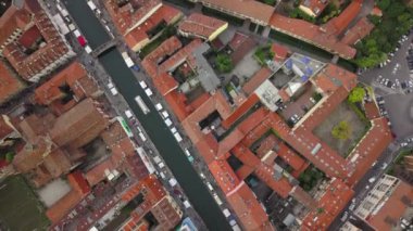 İtalya 'nın Milano şehrinde yaşam bloklarının çatı ve cadde trafiğini gösteren hava manzarası 