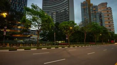 Trafik caddede ilerliyor, Singapur mimarisi arka planı, 4k, zaman aşımı  