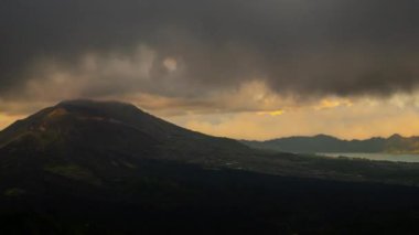 Bali adasında gökyüzü bulutlu, ünlü turistik yer, zaman aşımı, 4k Endonezya