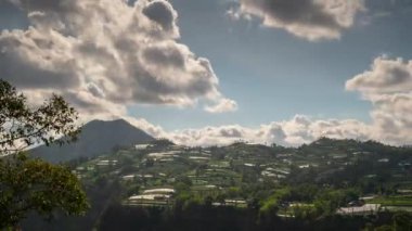 Bali adası üzerinde hareket eden bulutlar, ünlü turistik yer, zaman aşımı, 4k Endonezya