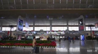 Nanjing şehir tren istasyonunun yavaş çekim manzarası, Çin, 4k 