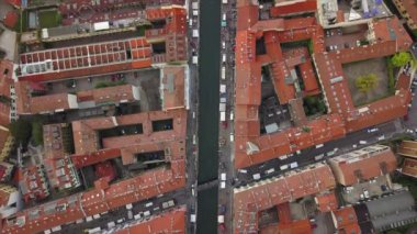 İtalya 'nın Milano şehrinde yaşam bloklarının çatı ve cadde trafiğini gösteren hava manzarası 