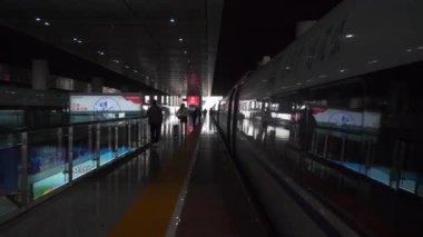 Nanjing şehir tren istasyonunun yavaş çekim manzarası, Çin, 4k 