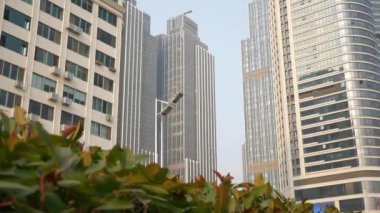 Qingdao şehrindeki modern ofis binaları, Çin, 4K
