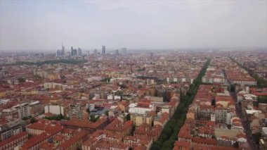 İtalya 'nın Milano şehrindeki trafiğin hava görüntüsü 