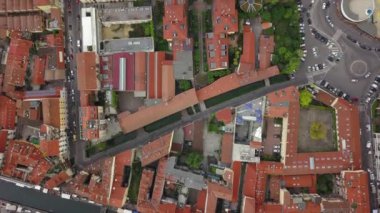 İtalya 'nın Milano şehrinde yaşam bloklarının çatı ve cadde trafiğini gösteren hava manzarası 