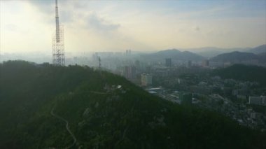 Zhuhai şehrindeki dağların hava manzarası gün batımında, Çin 'de, 4K 