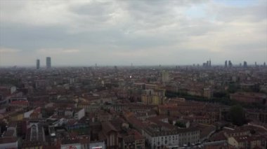 İtalya 'nın Milano kentindeki çatıların hava manzarası 