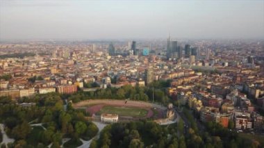 İtalya 'nın Milano şehrinde stadyumlu şehir parkı manzarası 