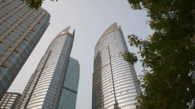 Qingdao şehrindeki modern ofis binaları, Çin, 4K