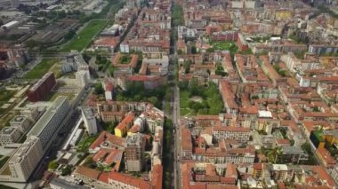 İtalya 'nın Milano şehrinde çatıları olan şehir manzarası 