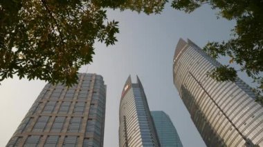 Qingdao şehrindeki modern ofis binaları, Çin, 4K