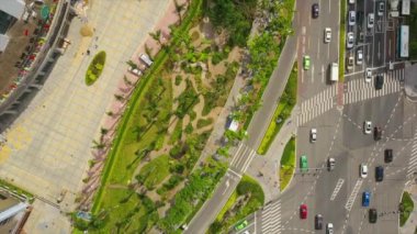 Zhuhai şehrindeki şehir trafiğinin hava görüntüsü, Çin, 4K 