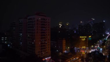 Nanjing şehrinde çatıları olan gece trafiği sokağı, Çin, 4K