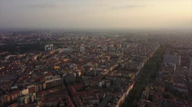 Milano şehrinin günbatımındaki hava manzarası, İtalya 
