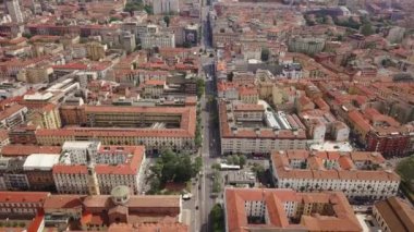İtalya 'nın Milano şehrindeki trafiğin hava görüntüsü 